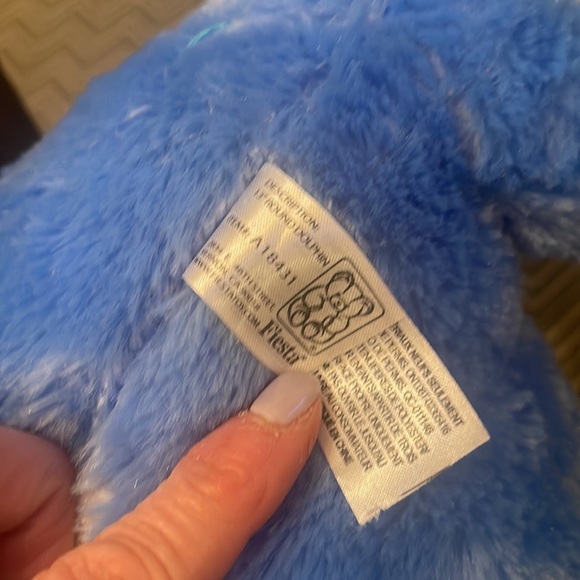 Stuffed Whale 🐳 LARGE NWOT! Was gift my daughter didn’t want 🤷‍♀️ She is 19 - - Picture 7 of 7